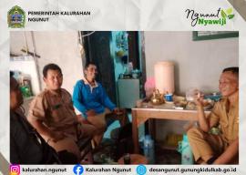 Perkuat Sinergi Tiga Pilar, Bhabinkamtibmas dan Perangkat Kalurahan Ngunut Sambangi Kediaman Warga